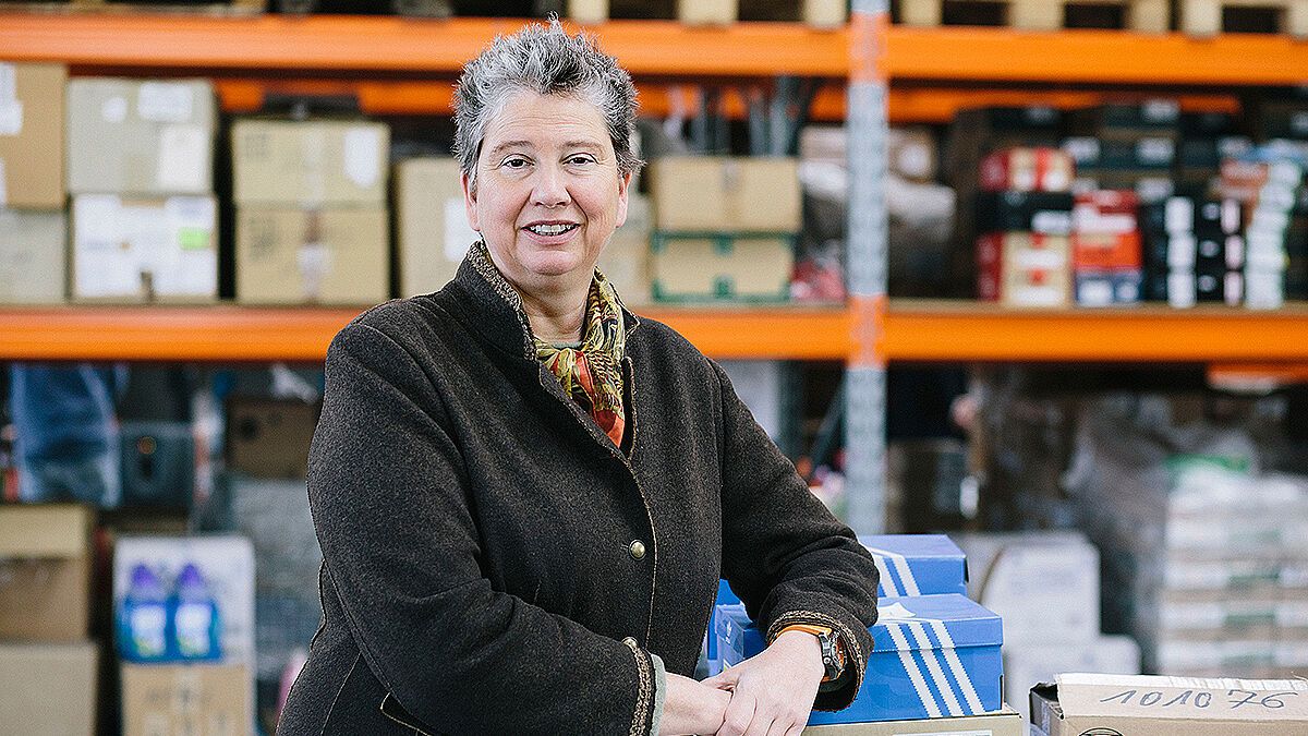 Unternehmerin Juliane Kronen im Lager des gemeinnuetzigen Unternehmens "innatura" in Koeln-Westhofen (Foto vom 04.11.2016).Tonnen fabrikneuer Waren landen im Muell, weil sie falsche Etiketten haben oder ein paar Milliliter Inhalt fehlen. Um diese Verschwendung zu stoppen, gruendete die Unternehmerin, Juliane Kronen, vor drei Jahren das gemeinnuetzige Unternehmen innatura, die diese Produkte an soziale Einrichtungen vermittelt. (Siehe epd-Bericht vom 09.11.2016)

