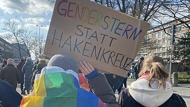 Blick auf Banner bei Winter CSD in Kiel vor Bundestagswahl