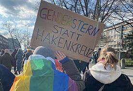 Blick auf Banner bei Winter CSD in Kiel vor Bundestagswahl