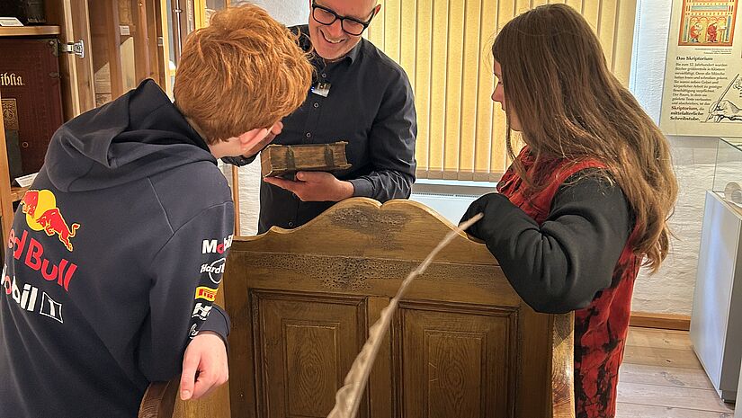 Ulrich Kahle und Konfirmanden in der Schreibstube des Museums 