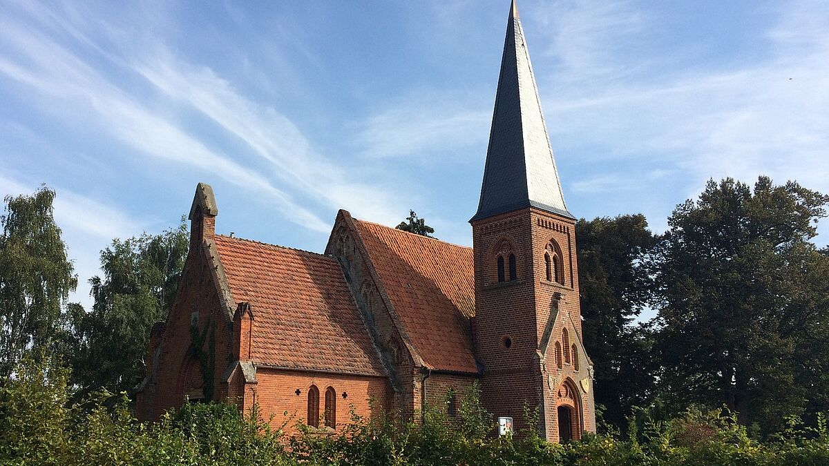 Der Auftakt der Reihe „Dorfkirche Mon Amour“ findet am 26. Mai rund um die Kirche im pommerschen Lüssow statt. Kirchen wie diese in Lüssow bieten durch ihr dickes Mauerwerk Schutz vor der Sommerhitze. Wer eintreten und sich ausruhen will, ist herzlich willkommen.