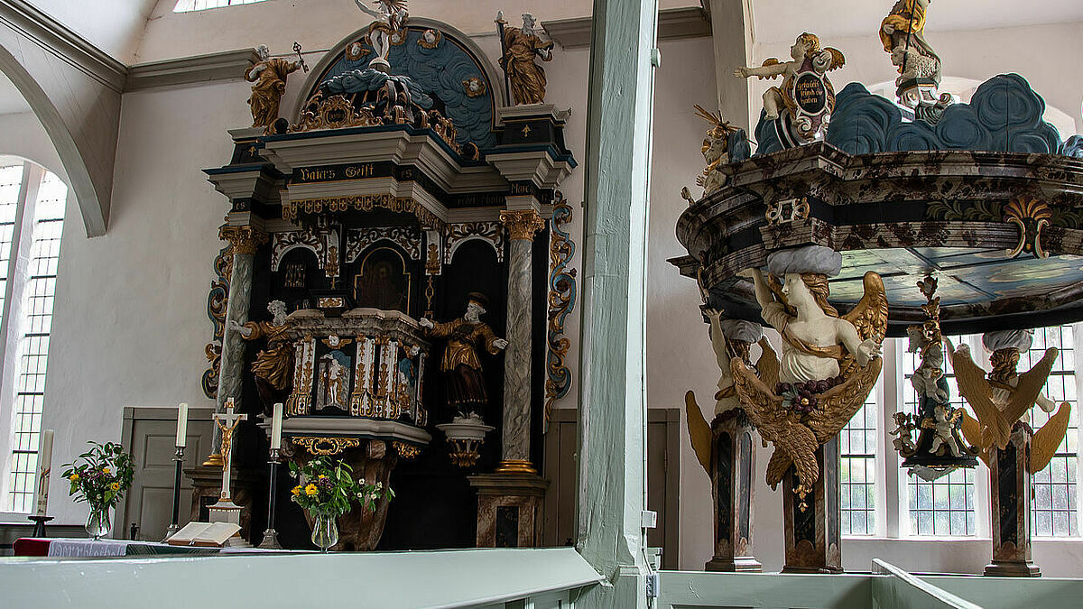 Altar und Taufkapelle in der Kirche in Prerow.