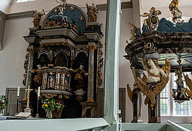 Altar und Taufkapelle in der Kirche in Prerow.