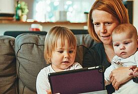 Mutter mit Kindern auf der Coach