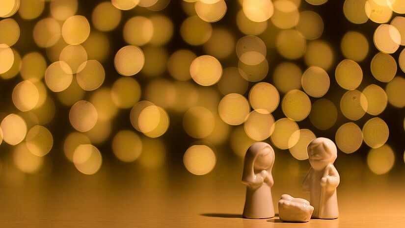 Die Vorfreude auf das Weihnachtsfest steigt. Die Krippen in Häusern, Kirchen und Gemeindesälen kündigen es an. Krippe mit Weihnachtslichtern