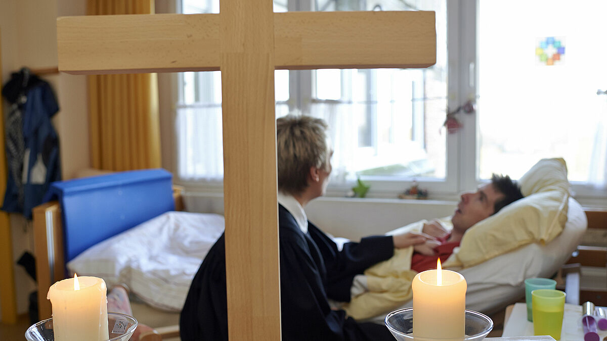 Krankenhausseelsorger helfen Patienten in schwierigen seelischen Notlagen.