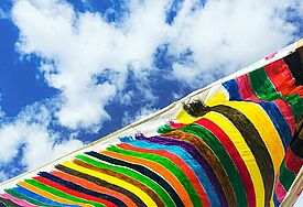 Flagge mit Alen Farben des Regenbogens