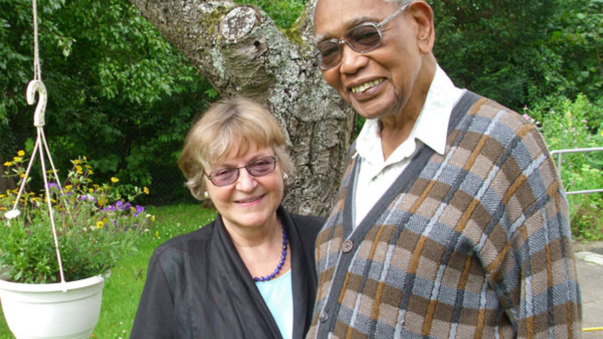 Die ehemalige Lübecker Bischöfin Bärbel Wartenberg-Potter mit ihrem Ehemann, dem ehemaligen Generalsekretär des Ökumenischen Rates der Kirchen (ÖRK), Philip Potter, in ihrem Garten in Lübeck (Archiv 2011).