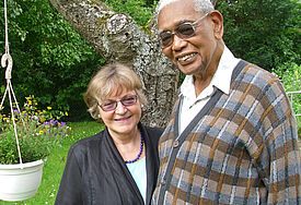 Die ehemalige Lübecker Bischöfin Bärbel Wartenberg-Potter mit ihrem Ehemann, dem ehemaligen Generalsekretär des Ökumenischen Rates der Kirchen (ÖRK), Philip Potter, in ihrem Garten in Lübeck (Archiv 2011).