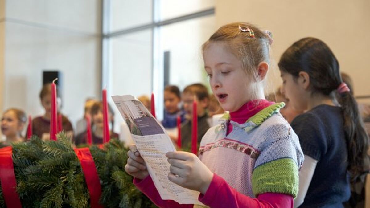 Am 28. November übergab die Diakonie den Wichern-Adventskranz an den Bundestag. Eingeladen war auch der Kinderchor des Evangelischen Johannesstiftes Berlin