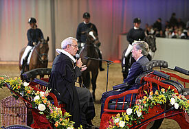 Der ehemalige Hauptpastor des Hamburger Michel, Helge Adolphsen (Kutsche li.) mit dem Hamburger Unternehmer Albert Darboven auf der Messe Hansepferd (Archiv 2008)