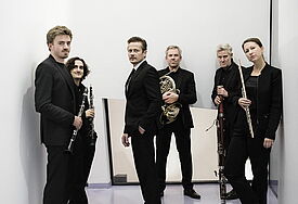 Schauspieler Roman Knižka und dem Bläserquintett OPUS 45 kommen mit der musikalischen Lesung „Ich wand’re durch Theresienstadt …“ nach Hamburg.