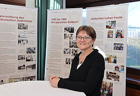 Hanna Lehming vor der Ausstellung "1700 Jahre jüdisches Leben in Deutschland" im Synodenfoyer.
