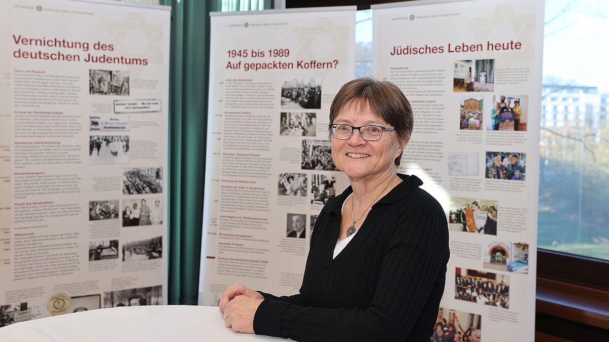 „Ich bin davon überzeugt, dass gerade die offene und unbefangene Begegnung mit gelebtem Judentum und mit jüdischer Kultur die beste Medizin gegen Antisemitismus ist“, sagte Hanna Lehming, Beauftragte für den Christlich-Jüdischen Dialog der Nordkirche, zu ihrem Engagement für die Ausstellung „Aschkenas – Jüdisches Leben in Deutschland“.