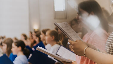 Jugendliche mit Noten von der Seite Jugendchorfestival Hamburg