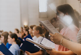 Jugendliche mit Noten von der Seite Jugendchorfestival Hamburg