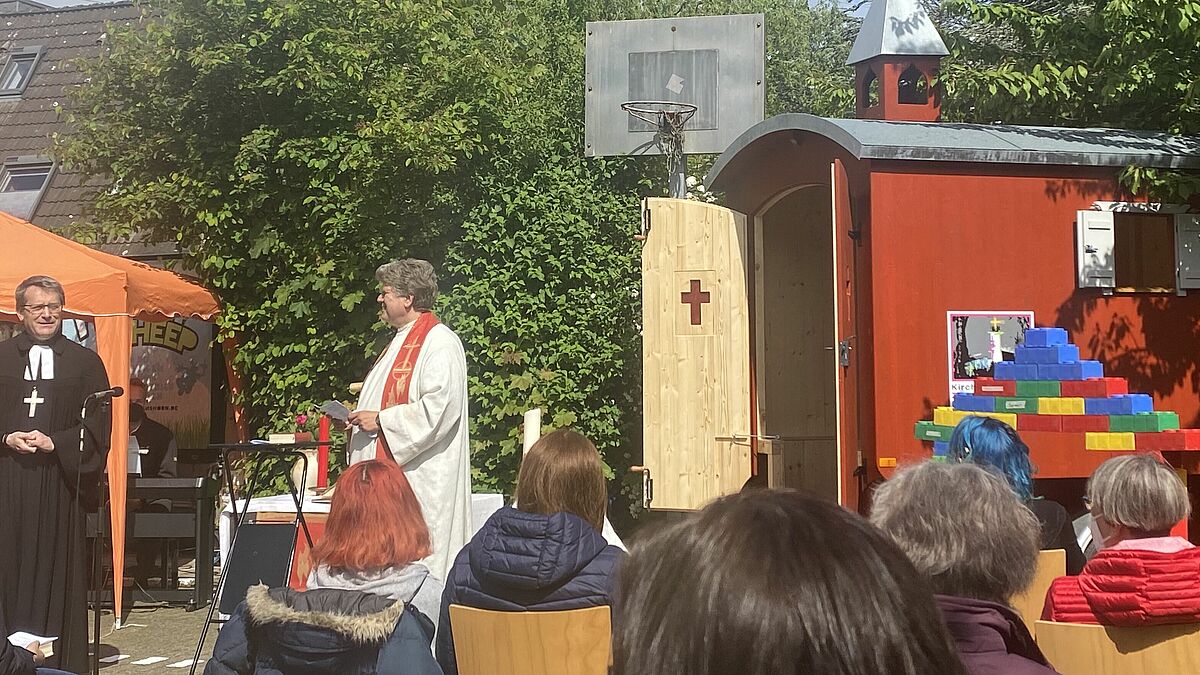 Die neue mobile Kirche der Gemeinde Zum guten Hirten in Elmshorn wurde am Sonntag (30. Mai) von Propst Thielko Stadtland und Pastor Hartmuth Wahnung eingeweiht. 