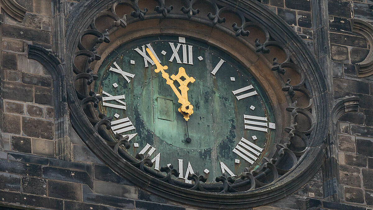 Kirchen weltweit setzen mit einer Foto-Aktion unter dem Motto "5 vor 12" ein Zeichen für mehr Klimagerechtigkeit.