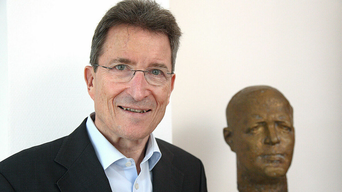 Der Berliner Altbischof und ehemalige Ratsvorsitzende der Evangelischen Kirche in Deutschland (EKD), Wolfgang Huber in seinem Haus in Berlin neben einer Bronze-Büste von Dietrich Bonhoeffer