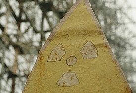 Gemaltes gelb-schwarzes Atom-Schild in Tschernobyl