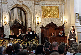 MOGO-Pastor Erich Faehling (links am Pult) und Sängerin Inga Rumpf beim  MOGO-Gottesdienst im Michel.