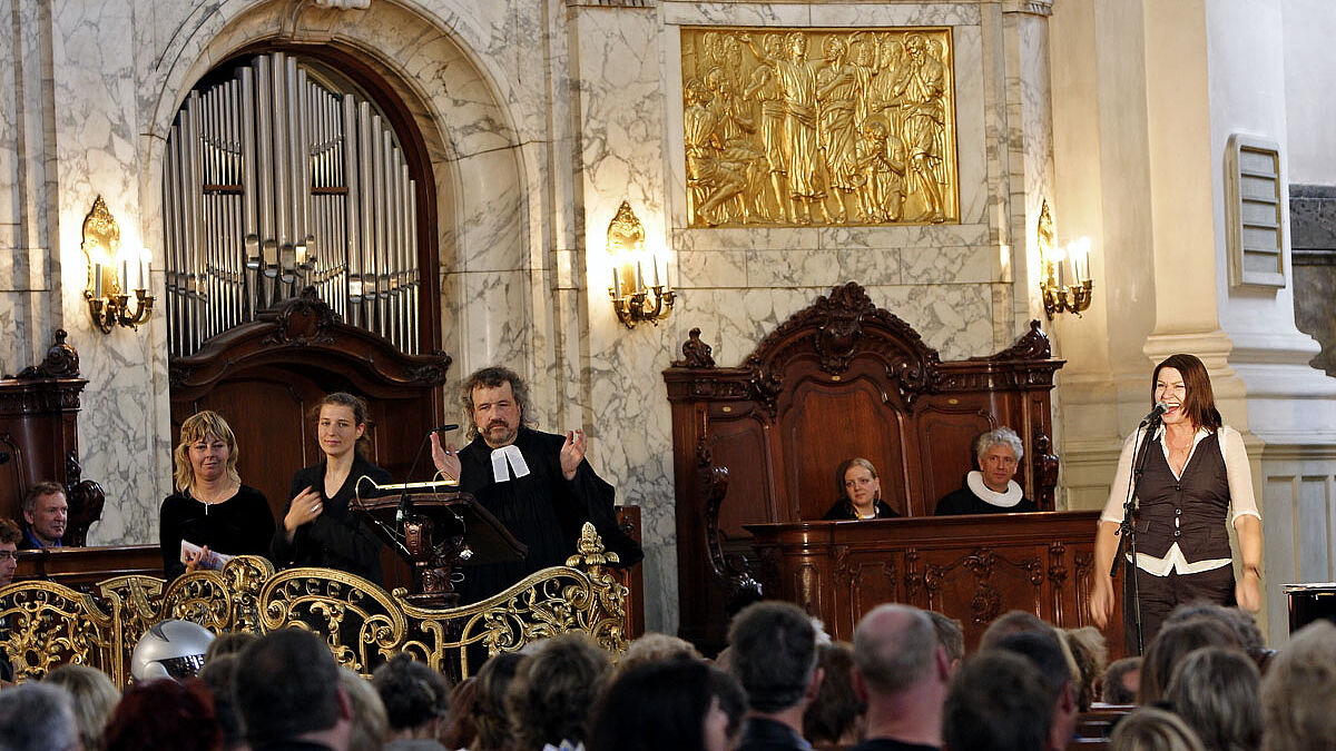 MOGO-Pastor Erich Faehling (links am Pult) und Sängerin Inga Rumpf beim  MOGO-Gottesdienst im Michel. 