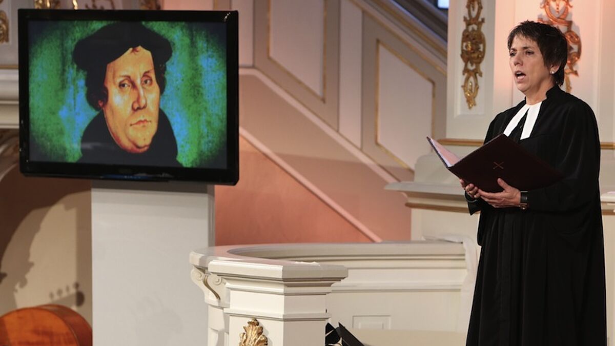 Margot Käßmann, Botschafterin für das Reformationsjubiläum, eröffnete am Reformationstag in der Christianskirche Altona das Themenjahr "Bild und Bibel" der Evangelischen Kirche