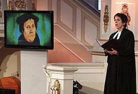 Die Botschafterin für das Reformationsjubiläum, Margot Käßmann, eröffnete am Reformationstag in einem Festgottesdienst in der Christianskirche in Hamburg das Themenjahr "Bild und Bibel" der Evangelischen Kirche in Deutschland (EKD). ©epd