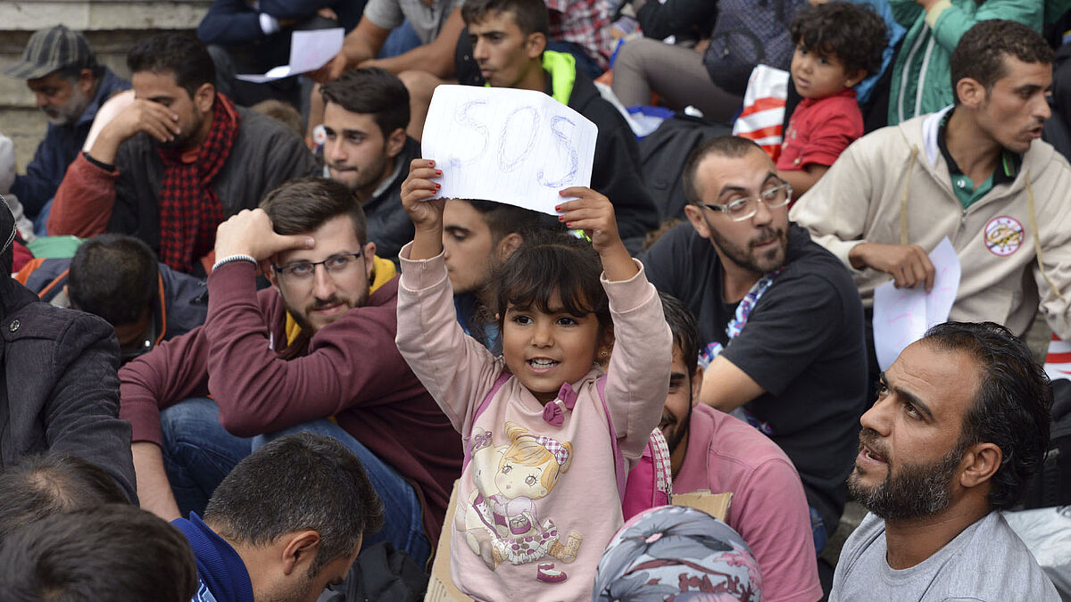 Christen können in der Karwoche den Blick nicht abwenden von den Opfern und Leidenden, so Kardinal Marx. Foto: Flüchtlinge am Budapester Bahnhof