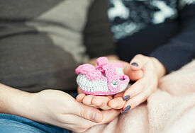 Babyschuhe in Elternhänden