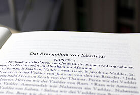 Blick ins Buch: Das Neue Testament ist auf Mecklenburger Platt erschienen