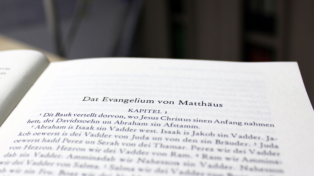 Blick ins Buch: Das Neue Testament ist auf Mecklenburger Platt erschienen