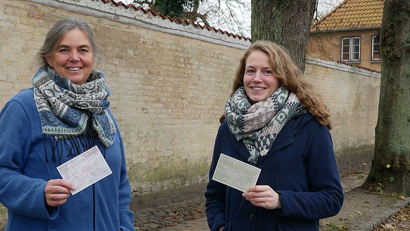 Britta Jordan und Julia Henningsen wollen die Menschen im Norden zu mehr Bewegung anregen. Helfen sollen dabei kleine Postkarten mit Pilgerideen. 