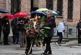 Landesbischöfin Kristina Kühnbaum-Schmidt und Bischof Jerzy Samiec der Evangelisch-Augsburgischen Kirche in Polen legen in Auschwitz-Birkenau einen Kranz nieder.
