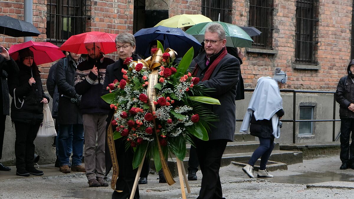 "Wir müssen uns damit auseinandersetzen, wie es zu diesen Verbrechen kommen konnte - auch um unserer Gegenwart und Zukunft willen", so Landesbischöfin Kristina Kühnbaum-Schmidt. Gemeinsam mit Bischof Jerczy Samiec von der Evangelisch-Augsburgischen Kirche in Polen legte sie im Januar 2023 einen Kranz nieder.