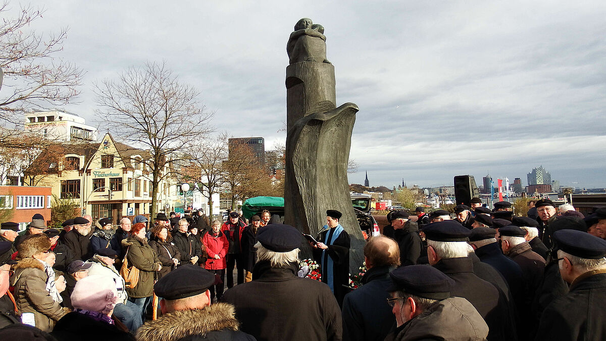 Gedenkveranstaltung an der "Madonna der Seefahrt" in Hamburg-Altona.