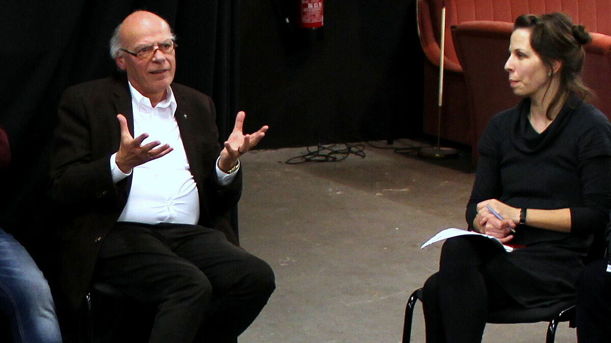 Landesbischof Gerhard Ulrich und Theaterpädagogin Tina Koball diskutierten gemeinsam mit Lehrkräften das Theaterstück "Nathans Kinder"