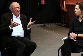 Landesbischof Gerhard Ulrich und Theaterpädagogin Tina Koball diskutierten gemeinsam mit Lehrkräften das Theaterstück "Nathans Kinder"