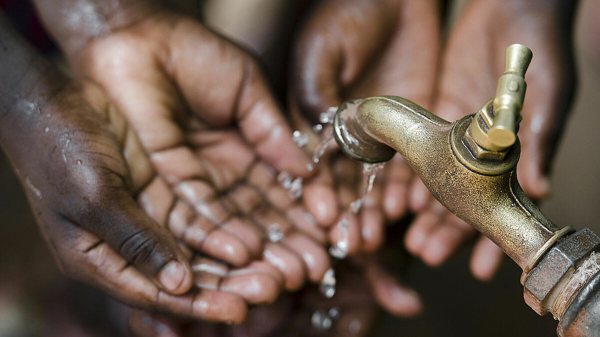 Die Menschen im Tschad brauchen dringend sauberes Wasser. Es ist zentral, um einerseits die Ernährung von Familien sicherzustellen und andererseits die Ausbreitung von Krankheiten zu verhindern. 