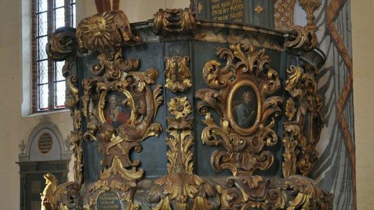 Die Kirche St. Jacobi in Gingst auf Rügen ist barock gestaltet. Die Kanzel wurde nach dem Großbrand erbaut. Sie stammt aus dem Jahr 1743. 
