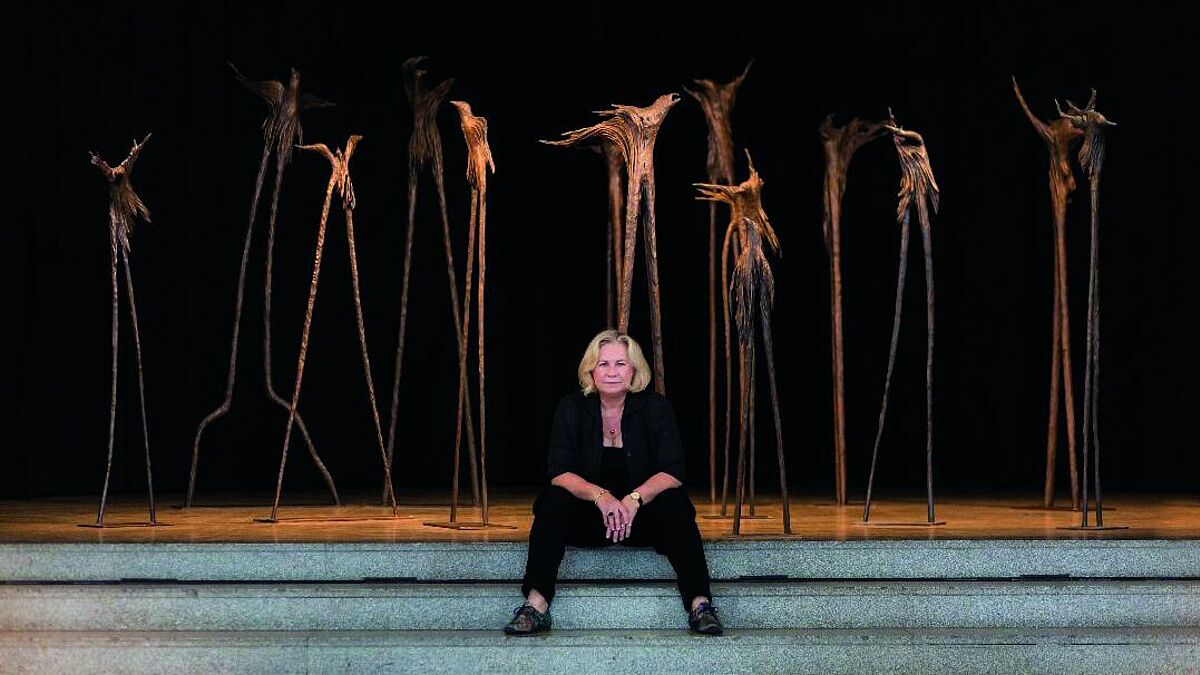 Künstlerin Gabriele von Lutzau fertigt ihre "Seelenvögel" aus Holz - mit Kettensäge und Flammenwerfer.