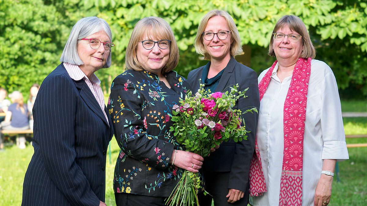 Glückwünsche zur Wahl: Synodenpräses Dr. Jutta Lüttges, Simone Pottmann, Bischöfin Nora Steen und Pröpstin Almut Witt (v. l.)