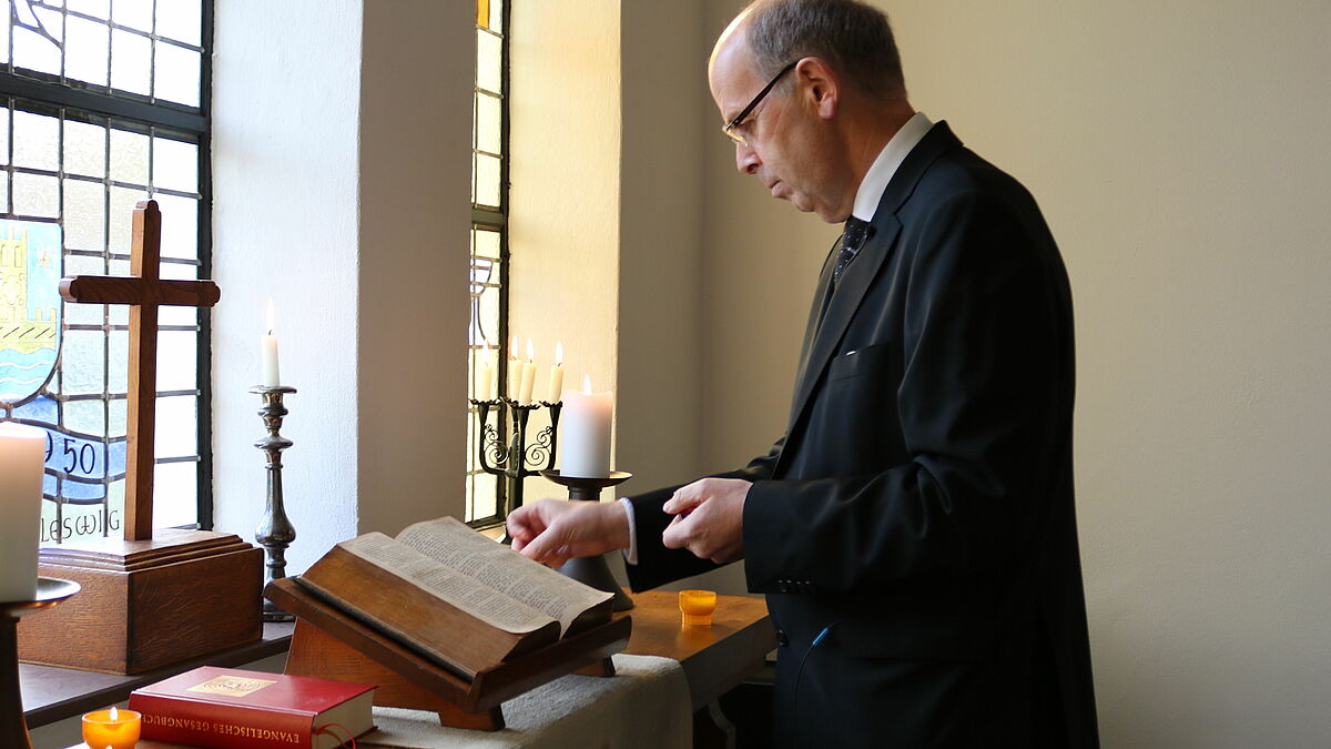 Bischof Magaard im Schleswiger Dom