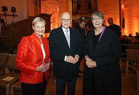 Zum Adventsempfang der Nordkirche begrüßten Landesbischöfin Kristina Kühnbaum-Schmidt (rechts) und Bischöfin Kirsten Fehrs unter anderem Hamburgs Ersten Bürgermeister Peter Tschentscher. 