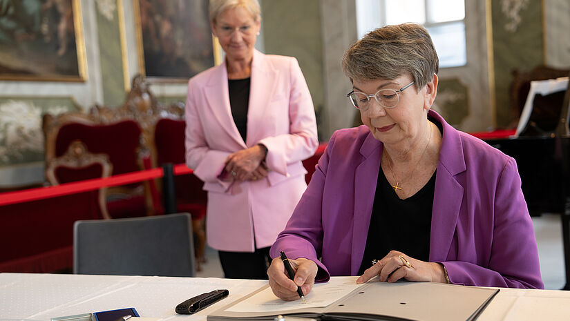 Landesbischöfin Kristina Kühnbaum-Schmidt unterzeichnet die Stiftungsurkunde in Lübeck 7Türme+ Landesbischöfin Kristina Kühnbaum-Schmidt unterzeichnet die Stiftungsurkunde in Lübeck 7Türme+