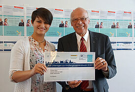 Neele Stehr, Studentin und Erstwählerin aus Lübeck, mit Landesbischof Gerhard Ulrich