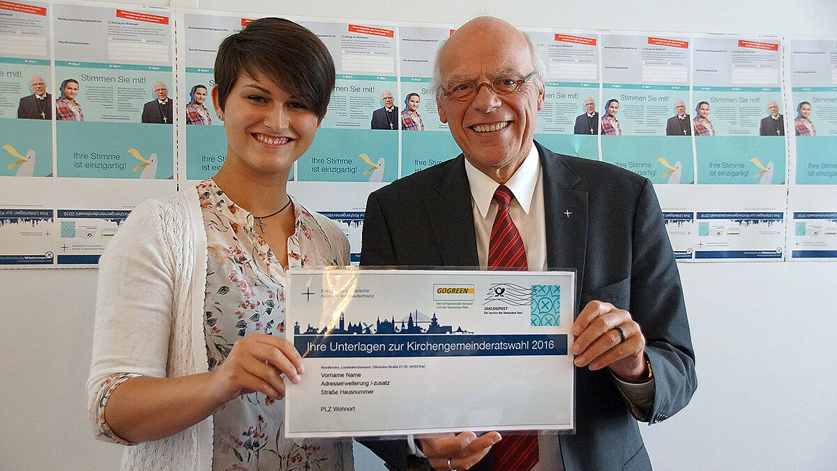 Neele Stehr, Studentin und Erstwählerin aus Lübeck, mit Landesbischof Gerhard Ulrich