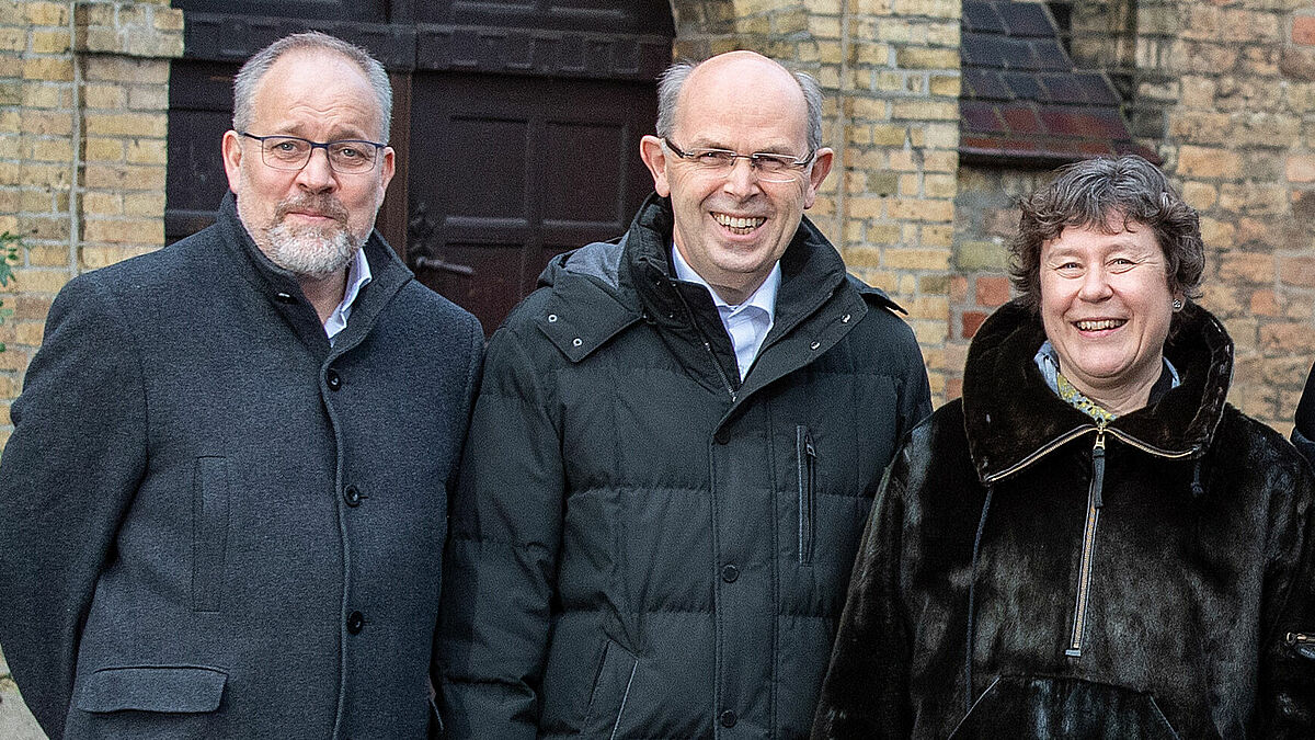 Bischof Elof Westergaard (Ribe), Bischof Gothart Magaard (Schleswig) und Bischöfin Marianne Christiansen (Hadersleben) predigen gemeinsam im Festgottesdienst in Apenrade.
