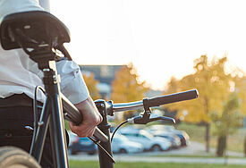Radfahrer auf dem Weg zur Arbeit 