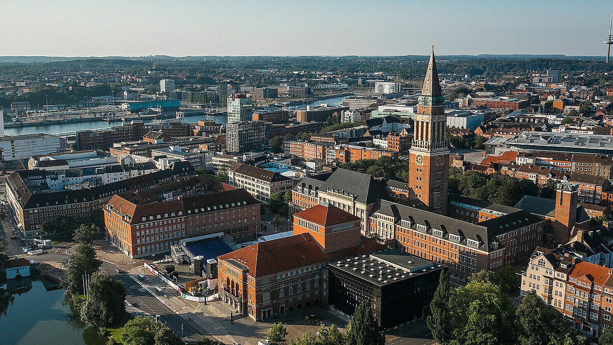 Die Landeshauptstadt Kiel mit Blick auf das Rathaus in der Innenstadt.
